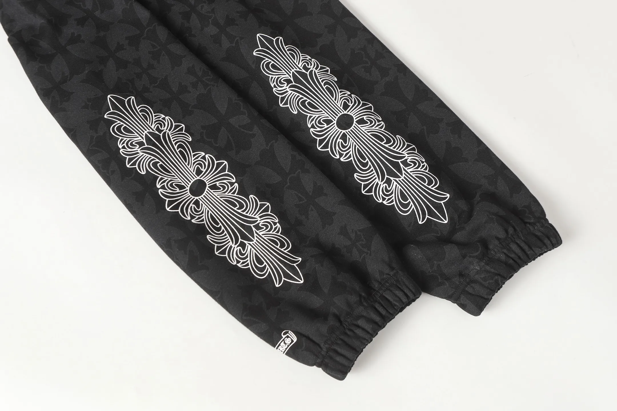 P280 #W5004 cross-border model. Those who pursue quality, please do not place an order. -Chrome Hearts/Chrome Hearts dark pattern all-over Sanskrit letter printed trousers, casual pants and sweatpants -High weight, high density and high quality. The wool is soft, delicate and skin-friendly. It feels soft and silky. It has excellent warmth and skin-friendly properties.